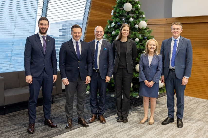 From left to right: Adomas Bužinskas, CEO at Vilnius City Municipality, Valdas Benkunskas, Mayor of Vilnius, Ignas Degutis, Director General at VVT, Anna Kajander, Head of Connectivity & Consumer at NIB, Sue Barrett, Director, Head of Infrastructure for EMEA at EBRD and Vilius Girkontas, Senior Banker and Country Lead for Lithuania at NIB